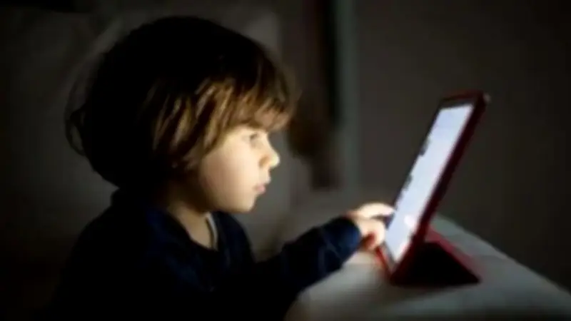 بعد مطلب برلماني بوقف المواقع الإباحية.. كيف تحمي طفلك من مخاطر الألعاب الإلكترونية؟