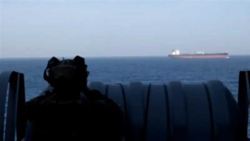 القيادة الأمريكية تؤكد: جنود من سفينة الإنزال يو إس إس نيو أورليانز يدعمون حصار إيران