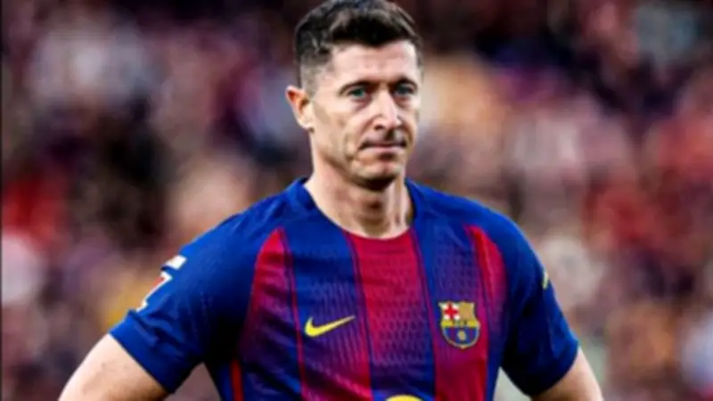 ليفاندوفسكي يعلن تأجيل قرار مستقبله مع برشلونة بعد خروج دوري الأبطال