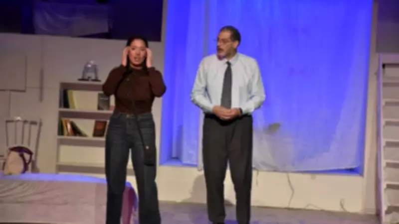 عرض 'أعراض انسحاب' يحقق إقبالاً جماهيرياً كبيراً في ليلة افتتاحه بالإسكندرية