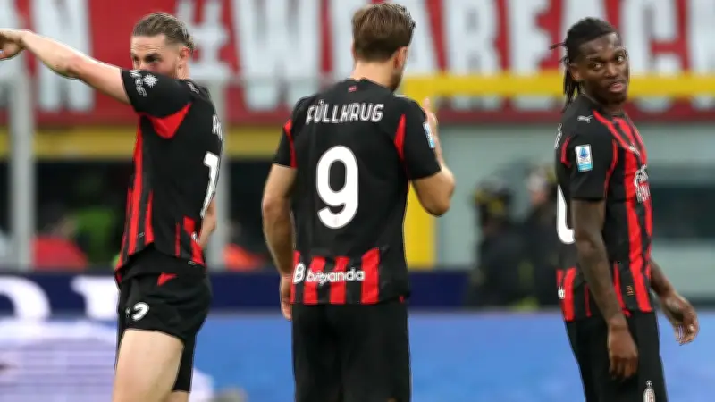 نجم ميلان رافائيل لياو يغازل برشلونة لتعويض راشفورد في صفقة انتقالية محتملة