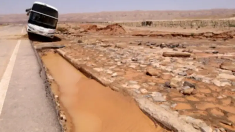 محافظ جنوب سيناء يتفقد آثار السيول بسانت كاترين ويشكل لجنة لحصر الخسائر بوادي سعال