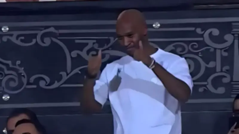 شيكابالا يظهر في مدرجات استاد القاهرة لدعم الزمالك قبل مواجهة بلوزداد الحاسمة