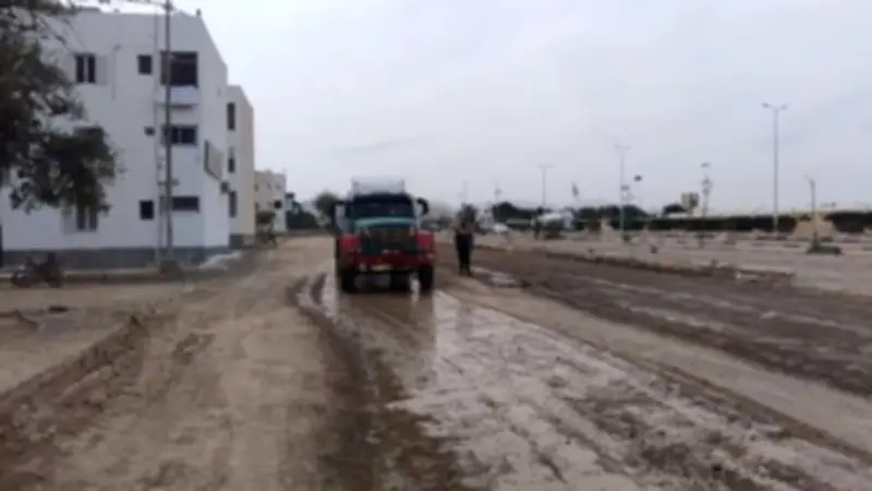 استمرار تطوير حارة الخدمة بطريق سفاجا - قنا لتعزيز السيولة المرورية