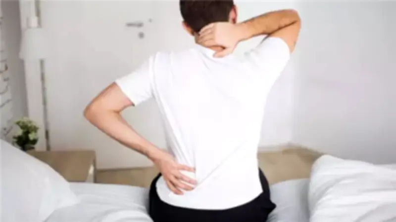 أخصائي تغذية علاجية يكشف عن وضعية نوم مثالية لتخفيف آلام الظهر والعضلات