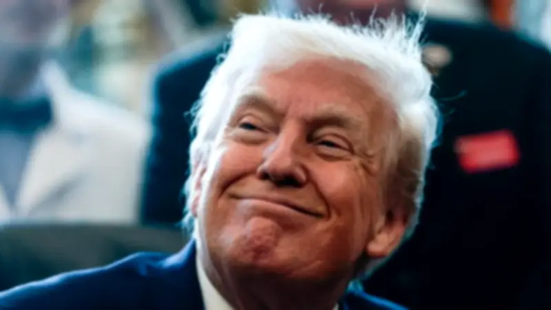 ترامب يؤكد استمرار الحصار البحري على إيران رغم إعادة فتح مضيق هرمز