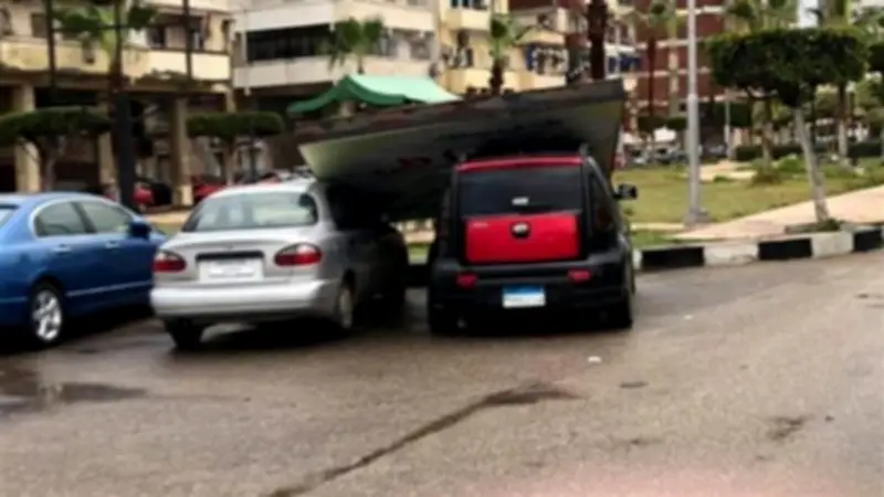 عاصفة ترابية تتسبب في سقوط لافتات إعلانية وتدمير سيارات في الجيزة