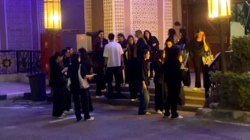 وصول جثمان والد الإعلامية دينا رامز لمسجد الشرطة لأداء صلاة الجنازة