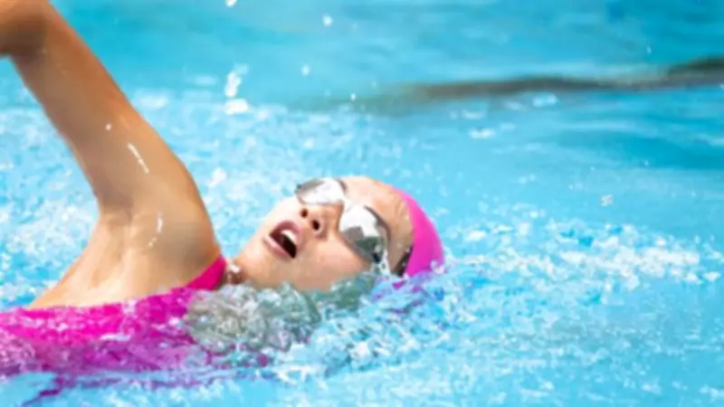 استشاري تغذية علاجية يوضح الطرق الصحيحة لاستشفاء العضلات بعد السباحة