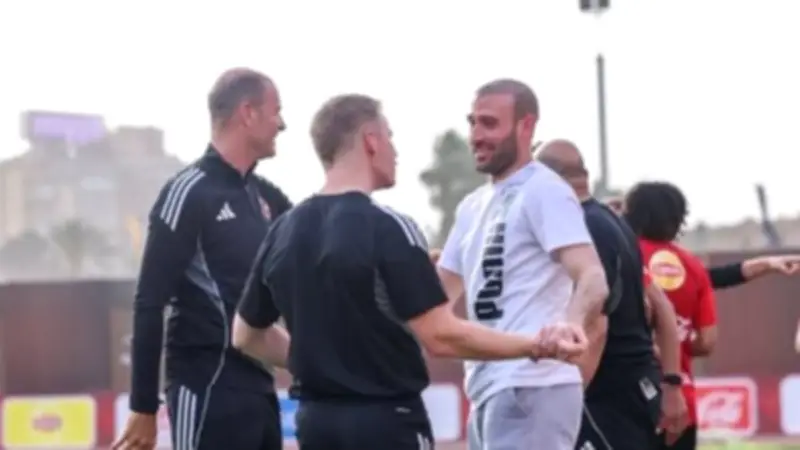 عمر كمال عبد الواحد يزور تدريبات الأهلي استعدادًا لمواجهة بيراميدز في الدوري المصري