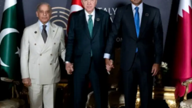 قادة قطر وتركيا وباكستان يبحثون التطورات الإقليمية والدولية في أنطاليا