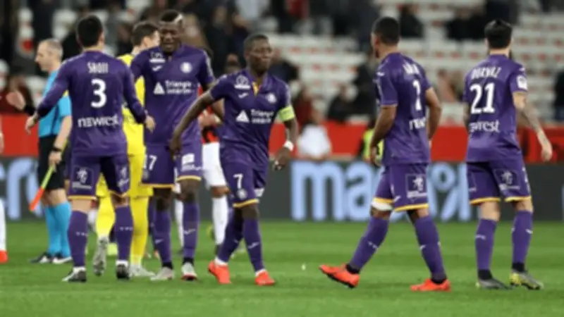 تولوز يتقدم على لانس بثنائية رغم اللعب بعشرة لاعبين في الدوري الفرنسي