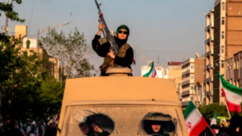 آلاف النساء والفتيات يتظاهرن في طهران حاملات الأسلحة ضد أمريكا وإسرائيل