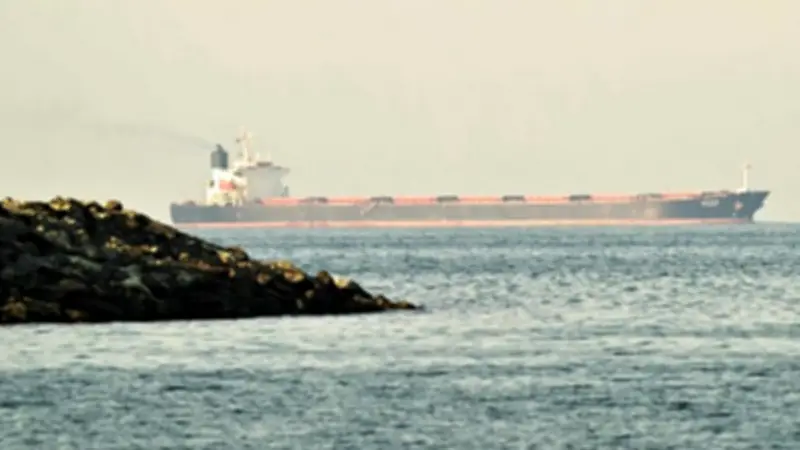 إيران تفرض رسوماً وتنسيقاً مع الحرس الثوري لعبور سفن مضيق هرمز