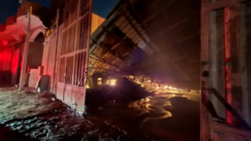 محافظ القليوبية يكرم سائقي لودرات ساهما في فتح طريق لموقع حريق مصانع بالقناطر الخيرية