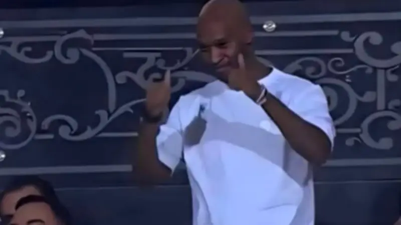 لقطات إنسانية تخطف الأنظار.. شيكابالا يوزع المياه وحازم إمام يرقص مع جماهير الزمالك