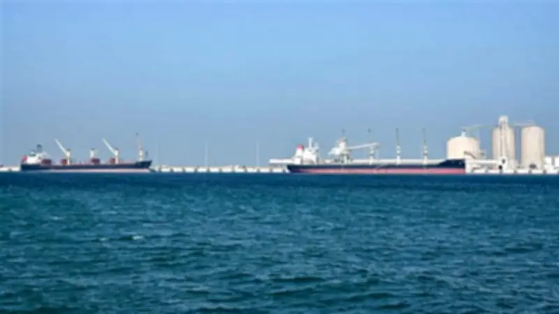 قافلة ناقلات نفط إيرانية تعبر مضيق هرمز رغم الحصار الأمريكي على الموانئ