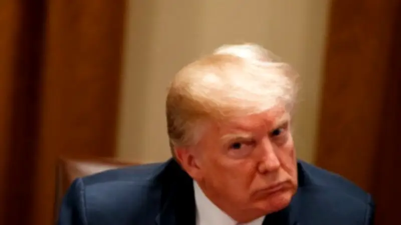 كاهن أيرلندي يثير الجدل بدعائه على ترامب بسبب تحريضه على الحرب في الشرق الأوسط