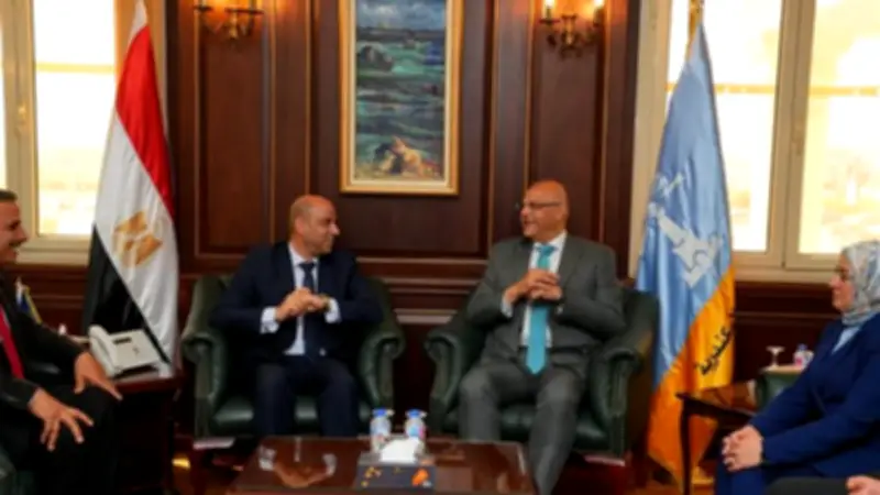 وزير العمل ومحافظ الإسكندرية يسلمان عقود تشغيل لذوي الهمم في إطار دمجهم بسوق العمل