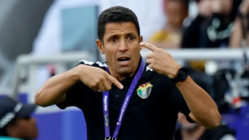 عروض متعددة تحاصر المدرب المغربي الحسين عموتة من ليبيا والسعودية والعراق