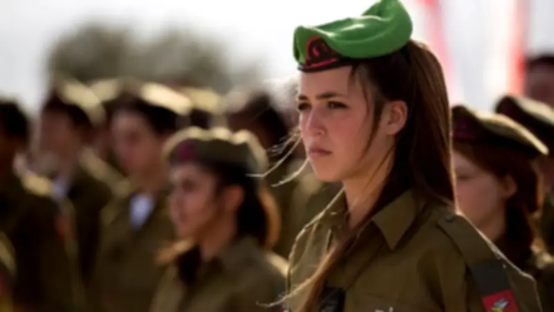 ليبرمان ينتقد بشدة ملابس مجندات الجيش الإسرائيلي ويشعل أزمة أخلاقية واسعة