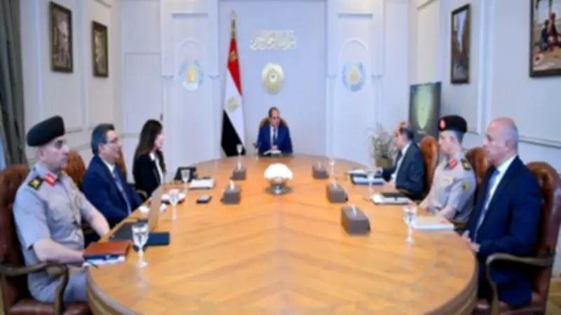 السيسي يوجه بوضع جداول زمنية محددة لإنهاء مشروعات الإسكان ويؤكد أولوية محطات الصرف في حياة كريمة