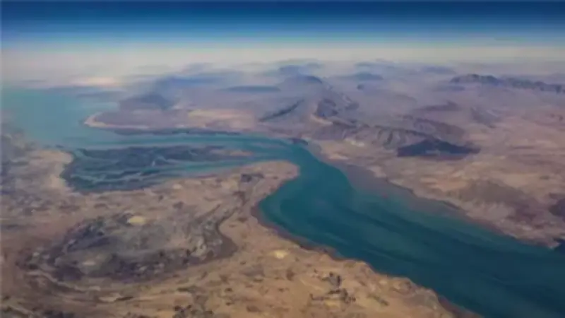 مسؤول استخباراتي: مضيق هرمز مغلق بالكامل تحت سيطرة الحرس الثوري الإيراني