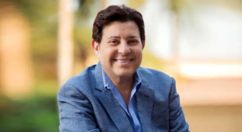 زوجة الفنان هاني شاكر تكشف تفاصيل حالته الصحية بعد توقف قلبه وإصابته ببنزيف