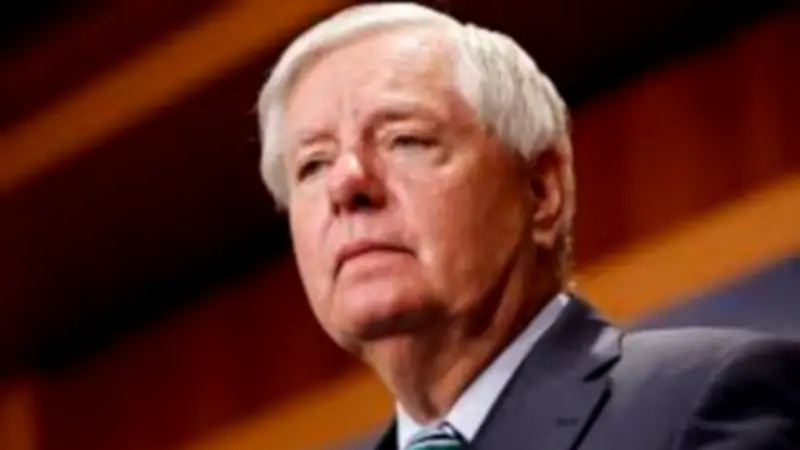 ليندسي جراهام يطالب ترامب برد صارم على إيران بعد إغلاق مضيق هرمز