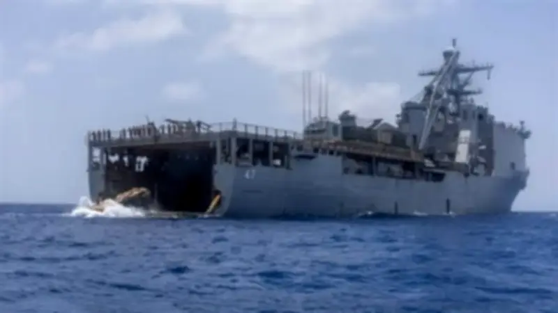 القيادة المركزية الأمريكية تؤكد: سفينة الإنزال يو إس إس رشمور تنفذ عمليات الحصار في بحر العرب