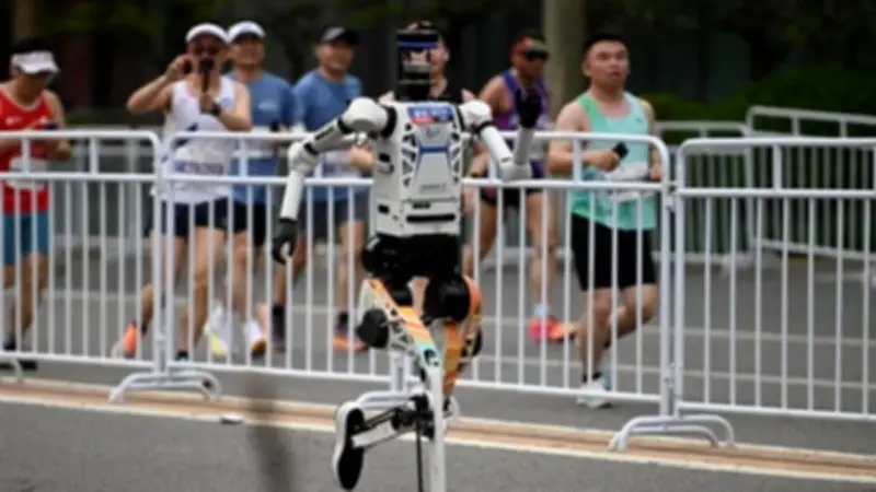 روبوت 'البرق' يحطم الرقم القياسي البشري في نصف ماراثون بكين الدولي