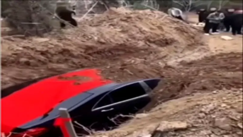 جنازة فريدة في العالم: رحيل في سيارة مرسيدس فارهة تحمل الجثمان