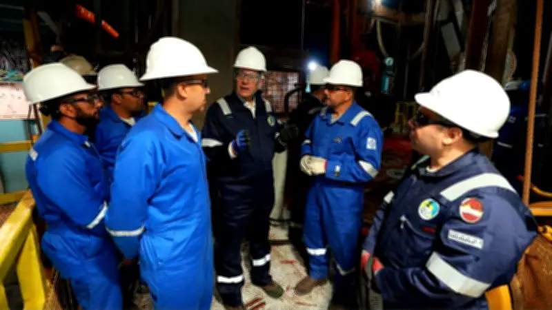 وزير البترول يشارك عمال شركة الحفر المصرية نوبتهم الليلية بمنطقة مليحة