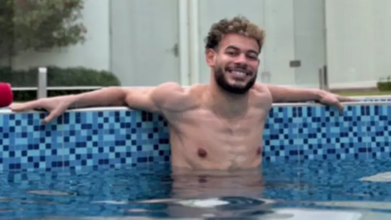 دونجا يخضع لجلسة استشفاء في حمام السباحة قبل مواجهة بيراميدز الحاسمة