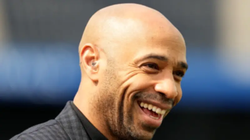 أسطورة الملاكمة روي جونز جونيور يفتح الباب لنزال استعراضي مع تييري هنري مقابل عرض مالي مجزٍ