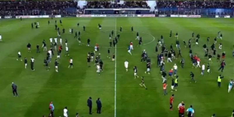 تأجيل مباراة اتحاد العاصمة وأولمبيك آسفي بسبب الشغب الجماهيري في المغرب