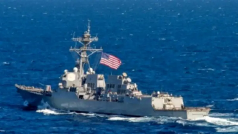 إيران ترد على احتجاز سفينتها عبر استهداف سفن أمريكية بطائرات مسيرة