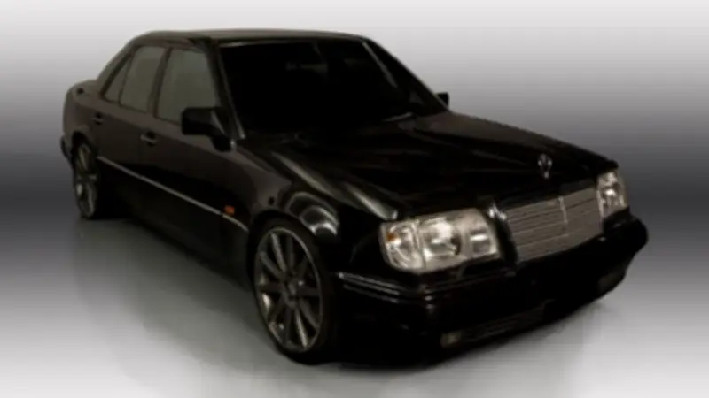 قصة أيقونية تعود: مرسيدس E500 بتوقيع بورشه تجمع بين الفخامة والأداء الرياضي