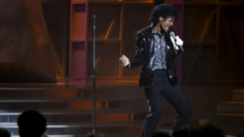 جاكسون يبهر العالم في أول ظهور له بفيلم Michael بنسخة طبق الأصل من ملك البوب