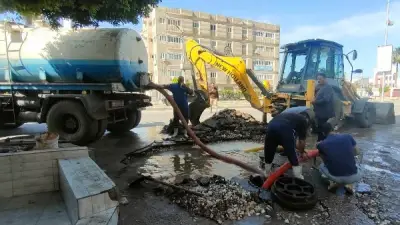 كسر خط مياه رئيسي بقطر 10 بوصات بحي شرق كفر الشيخ.. صور