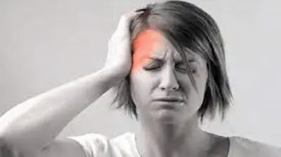 أسباب الصداع المتكرر و13 علامة تحذيرية تشير إلى خطورته الصحية
