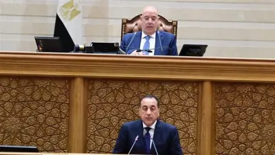 مدبولي يحذر النواب: استمرار الحرب قد يدفع سعر برميل النفط إلى 150 دولاراً