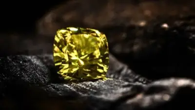 ماسة صفراء نادرة تزن 158 قيراطا تخرج من جليد كندا بعد ملياري عام