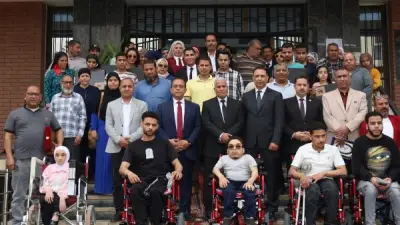 جامعة المنيا توزع 20 لابتوبًا و5 كراسي كهربائية على الطلاب ذوي الإعاقة