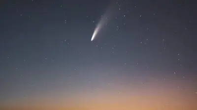 أبريل 2026: رحلة فلكية بين هلال ذي القعدة وزخة القيثاريات في سماء الربيع