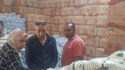 ضبط 3 أطنان سلع غذائية مجهولة المصدر في حملة تموينية بشرق شبرا الخيمة