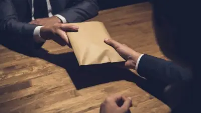 محكمة القاهرة تصدر حكمها في قضية رشوة مصلحة الضرائب: 3 سنوات حبس وبراءة 7 متهمين