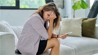 لماذا أصبح الرد على الرسائل مهمة شاقة؟ 5 علامات خفية للإرهاق النفسي