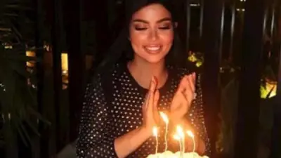 كارولين عزمي تحتفل بعيد ميلادها بإطلالة سوداء لامعة تخطف الأنظار