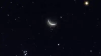 القمر يقترب من نجوم الثريا في مشهد سماوي بديع يُرى بالعين المجردة